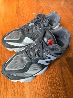 New Balance Men's Black and Gray Athletic Sneakers